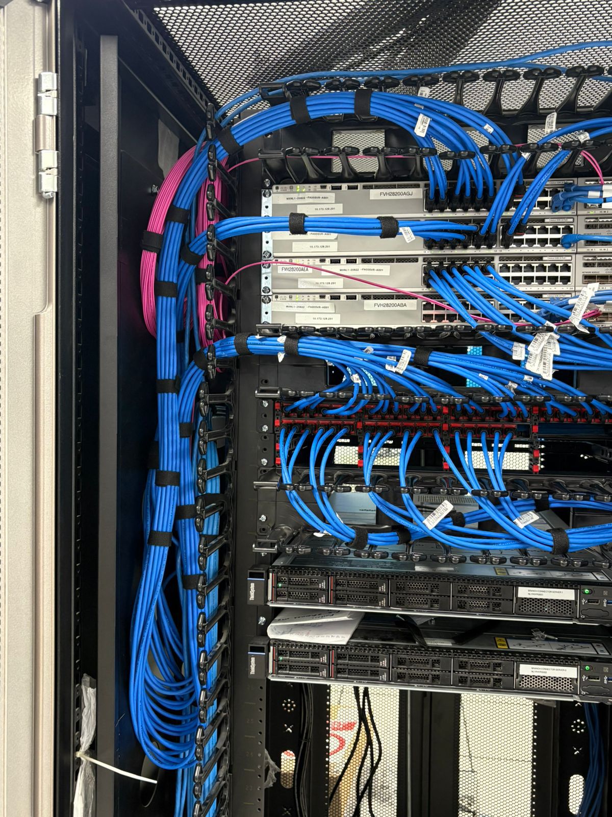 Gabinete con equipos de red y UPS
